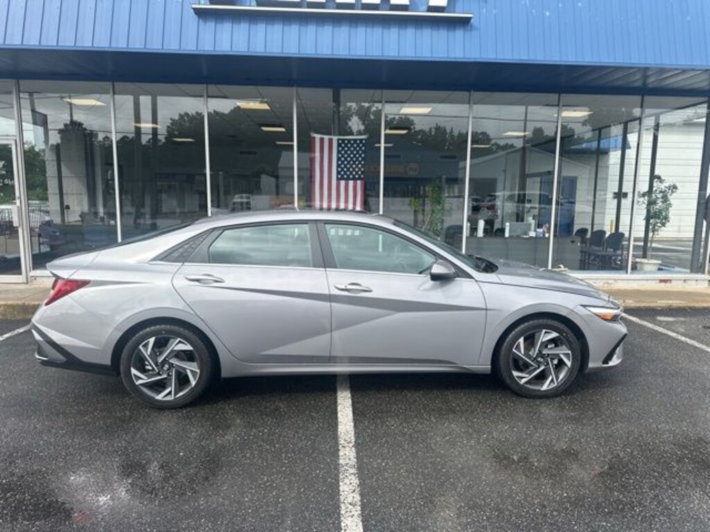 Used 2025 Hyundai Elantra SEL Convenience Sedan