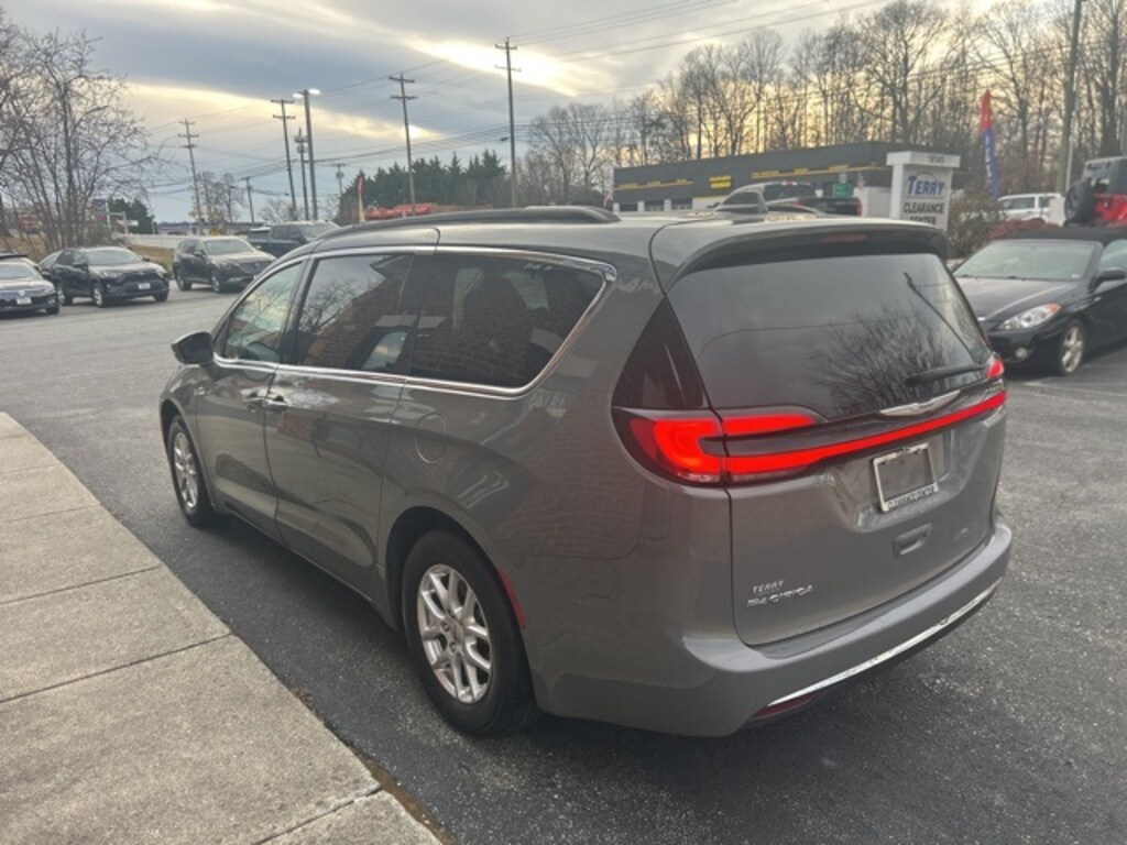 Used 2022 Chrysler Pacifica Touring L Minivan/Van