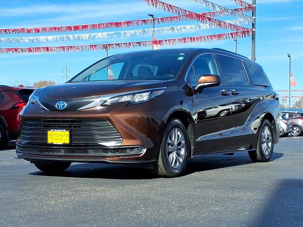 2024 Toyota Sienna LE's photo