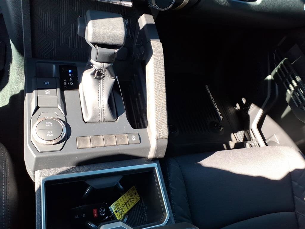 2025 Toyota Tacoma SR5 - Photo 8