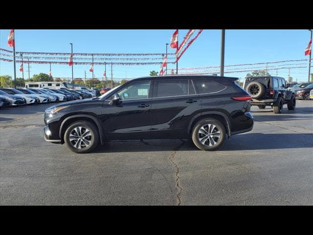 Used 2022 Toyota Highlander XLE with VIN 5TDHZRBH6NS247222 for sale in Tilton, IL