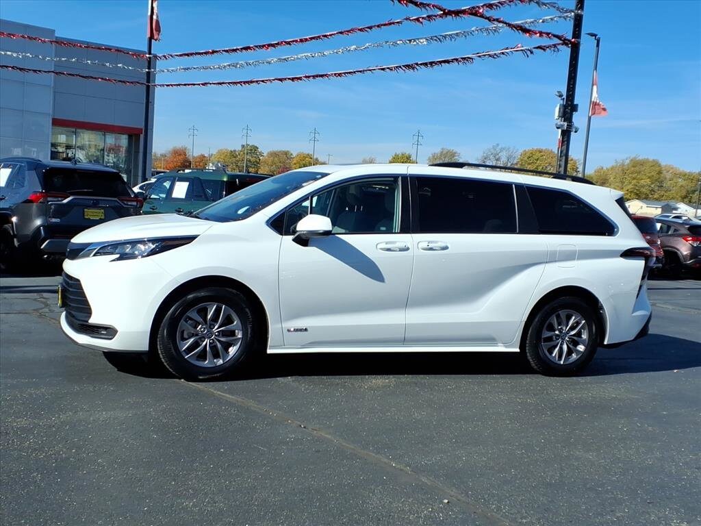 2021 Toyota Sienna LE photo 2