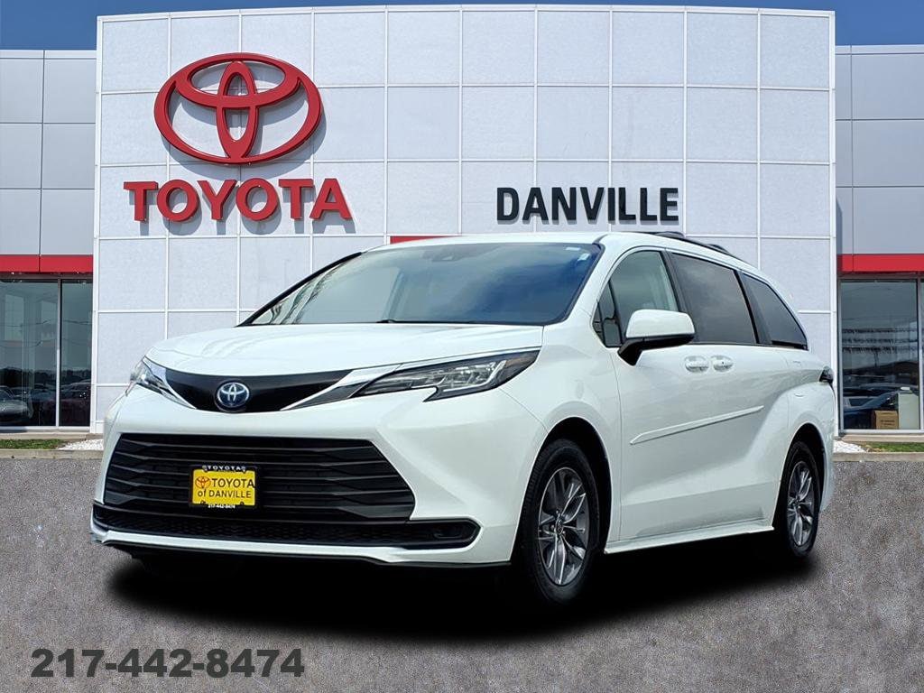 2022 Toyota Sienna LE's photo