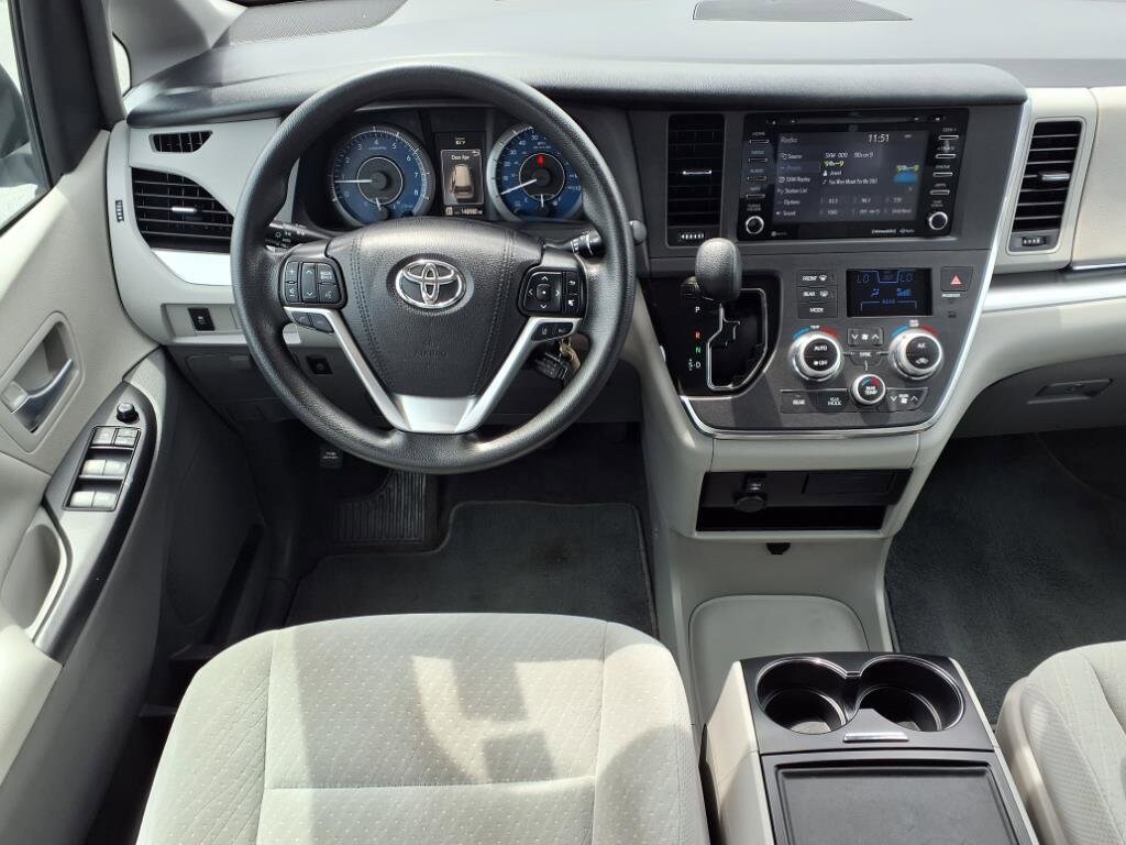 2018 Toyota Sienna LE photo 3