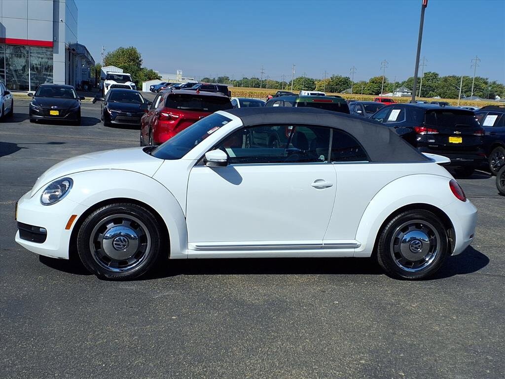 2016 Volkswagen Beetle 1.8T S Convertible photo 2