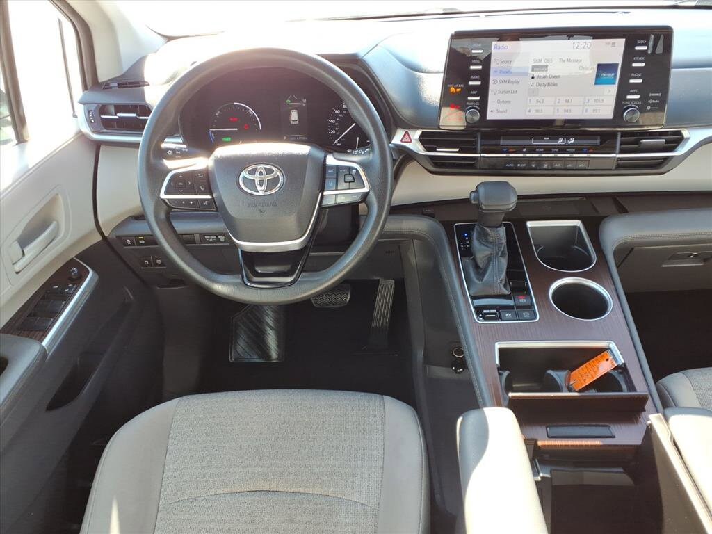 2021 Toyota Sienna LE photo 3