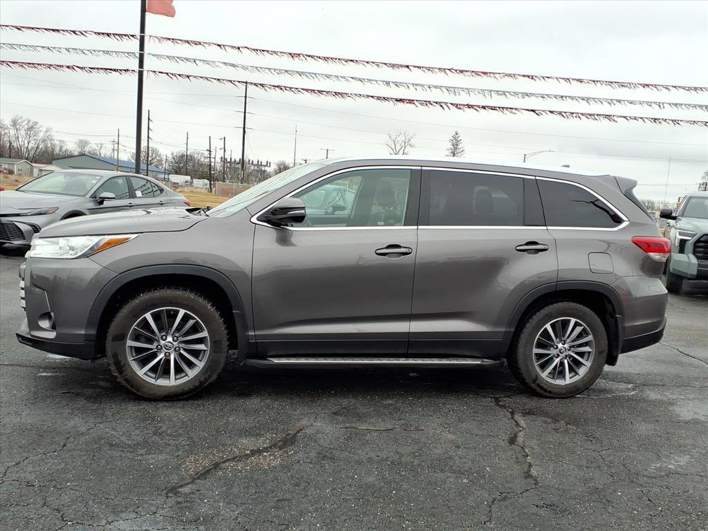 Used 2019 Toyota Highlander XLE with VIN 5TDJZRFHXKS596701 for sale in Tilton, IL
