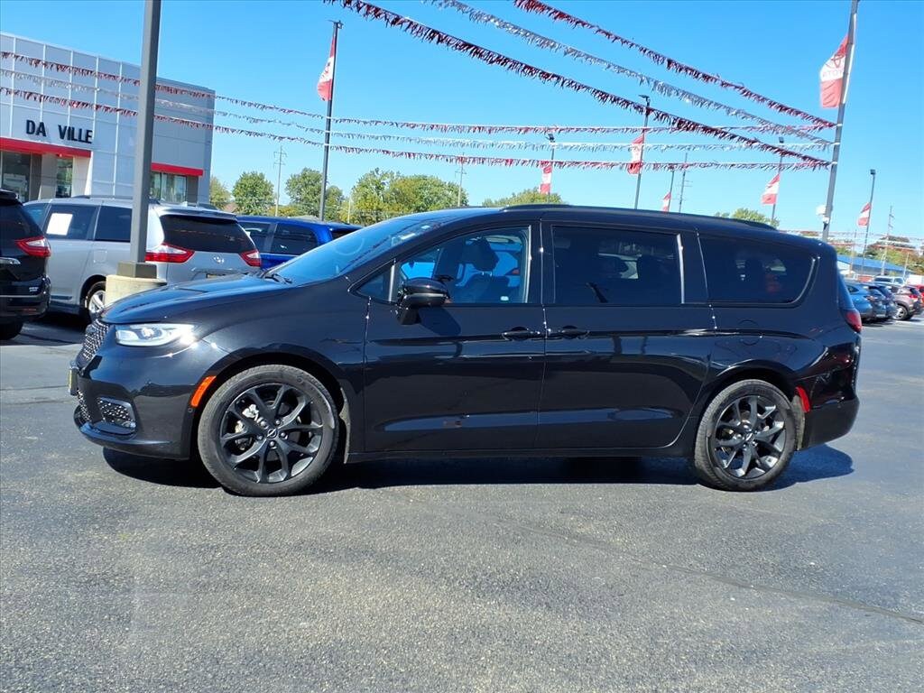 2021 Chrysler Pacifica Touring L photo 2