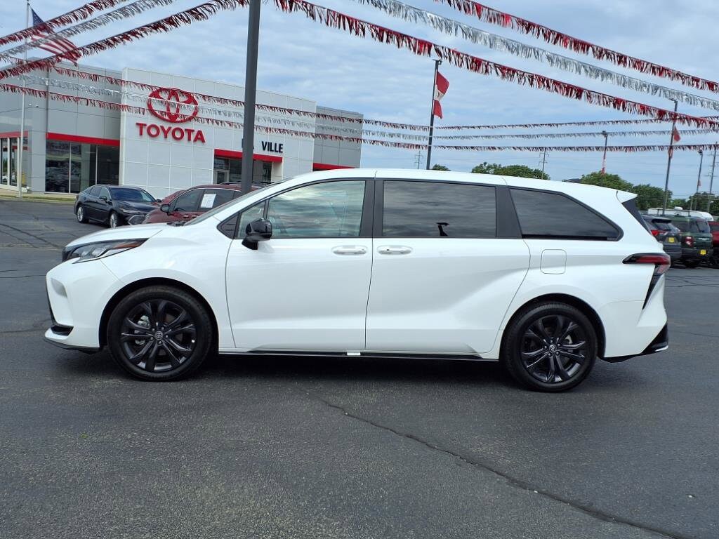 2025 Toyota Sienna XSE photo 2