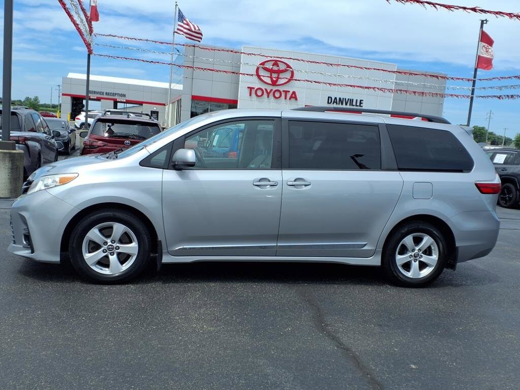 2018 Toyota Sienna LE photo 2