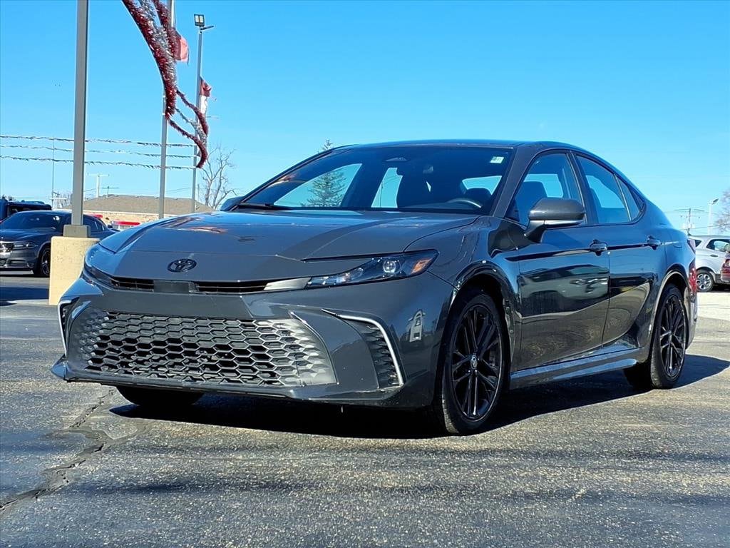 2025 Toyota Camry SE's photo
