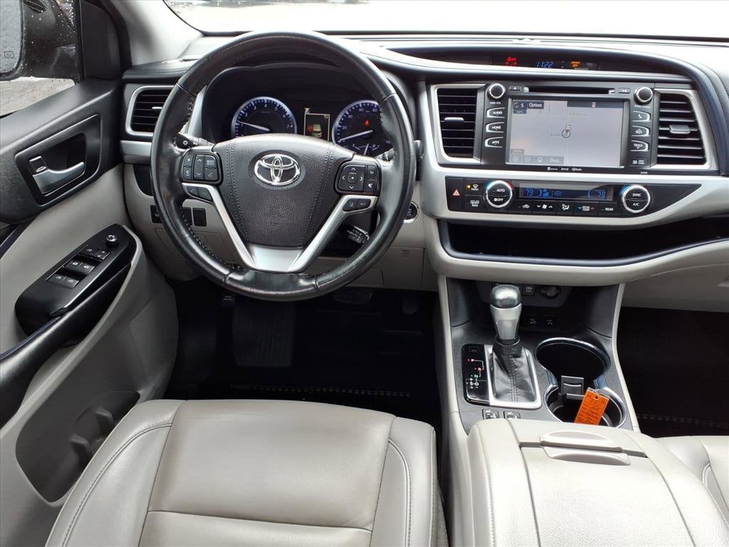 Used 2019 Toyota Highlander XLE V6 SUV