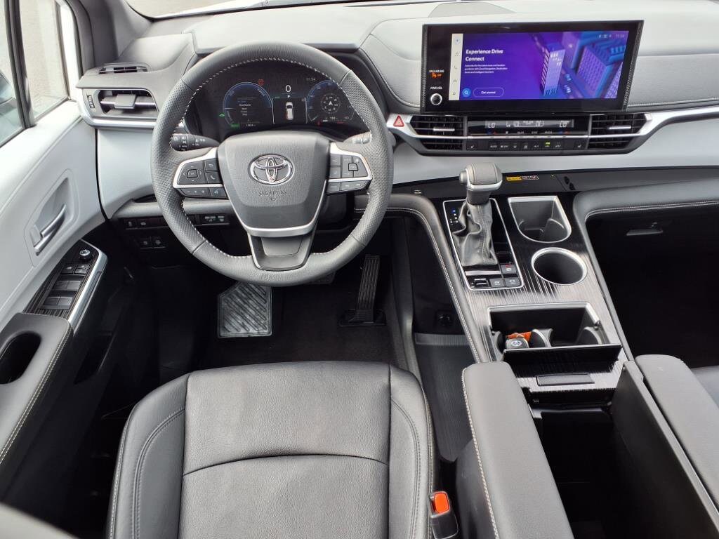 2025 Toyota Sienna XSE photo 3