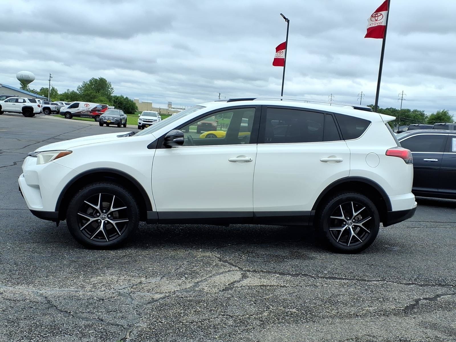 Used 2018 Toyota RAV4 SE with VIN JTMNFREV9JJ740994 for sale in Tilton, IL
