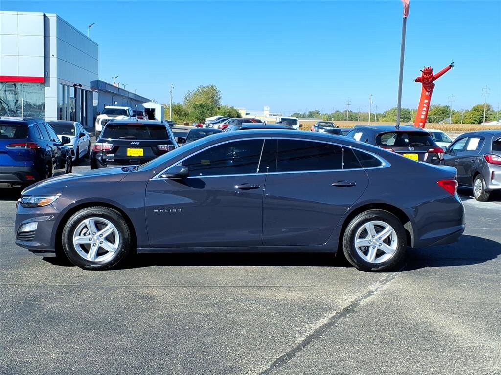 2025 Chevrolet Malibu photo 2