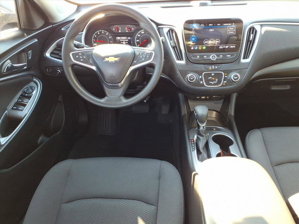2025 Chevrolet Malibu photo 3
