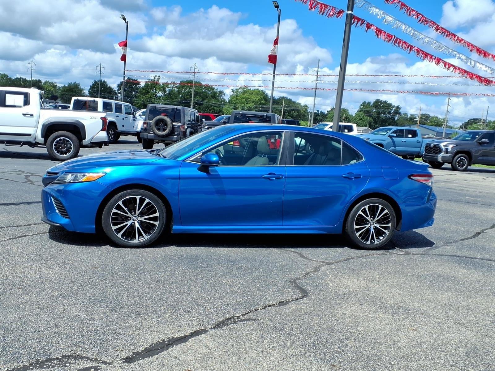 Used 2018 Toyota Camry SE with VIN 4T1B11HKXJU114014 for sale in Tilton, IL