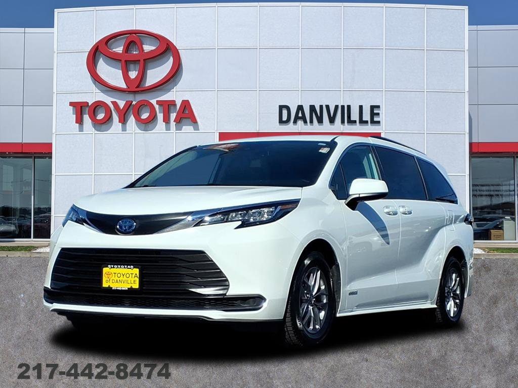 2021 Toyota Sienna LE's photo