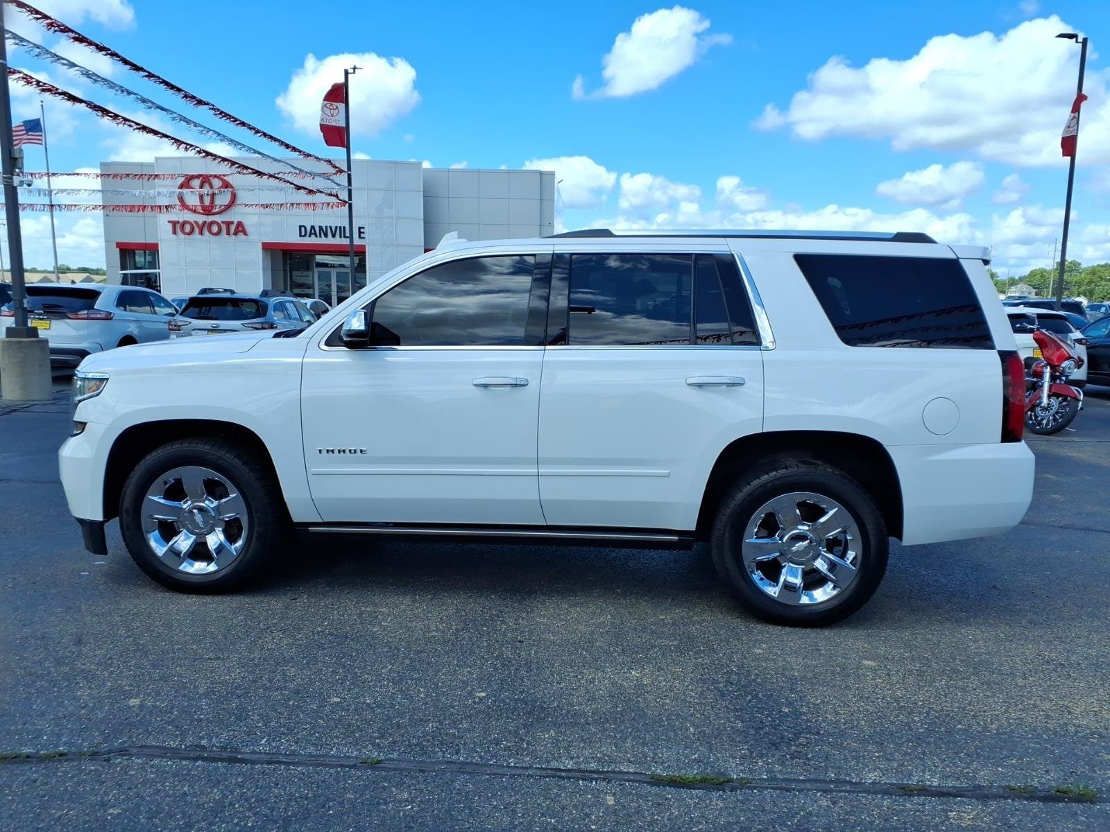 Used 2017 Chevrolet Tahoe Premier with VIN 1GNSKCKC2HR122790 for sale in Tilton, IL