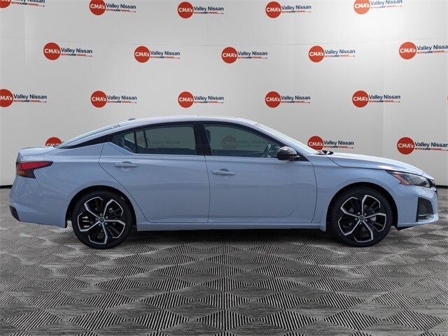 2025 Nissan Altima 2.5 SR photo 2