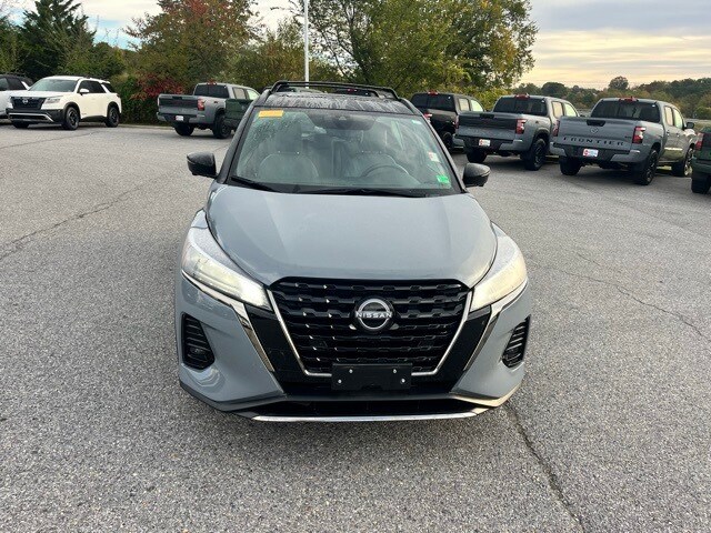 2024 Nissan Kicks SR photo 2