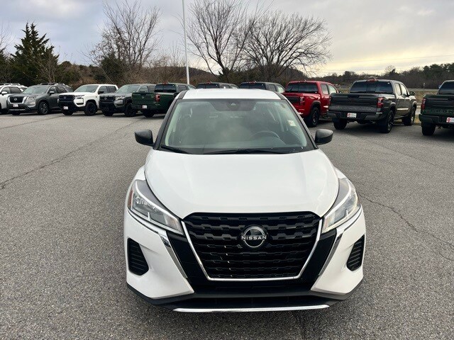 2022 Nissan Kicks S photo 2