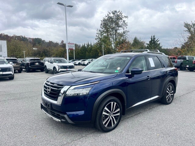 2023 Nissan Pathfinder Platinum photo 3
