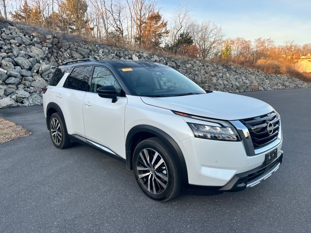 2025 Nissan Pathfinder Platinum's photo