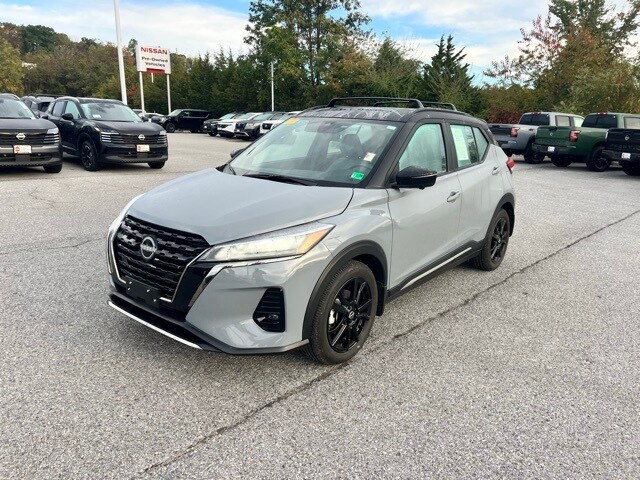 2024 Nissan Kicks SR photo 3