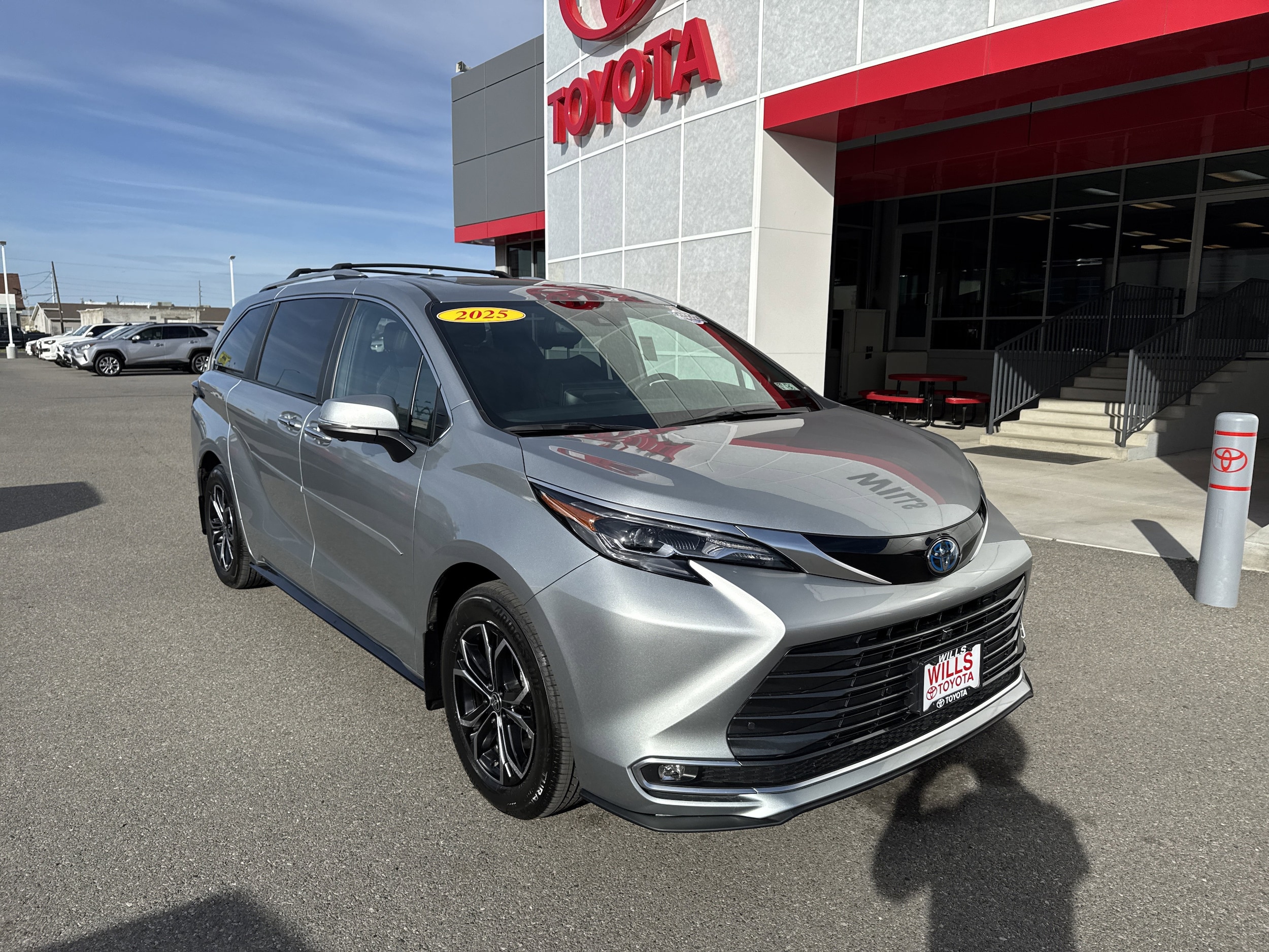 2025 Toyota Sienna Platinum 7-Passenger Hybrid AWD's photo