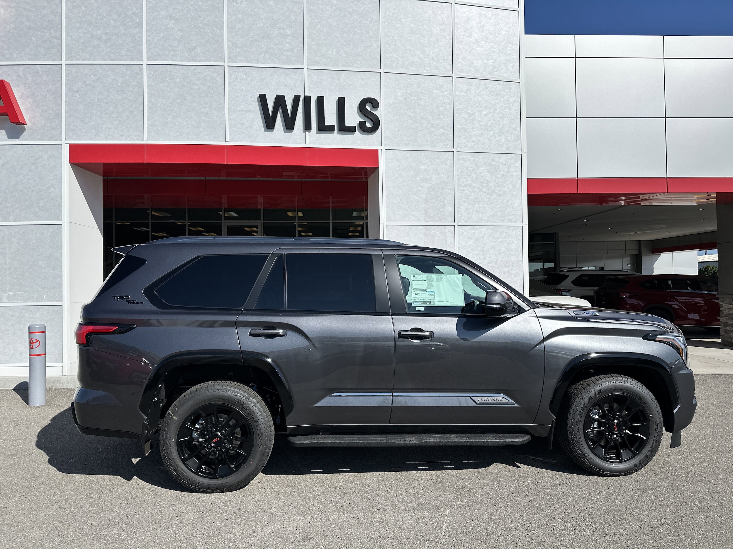 2025 Toyota Sequoia Platinum's photo