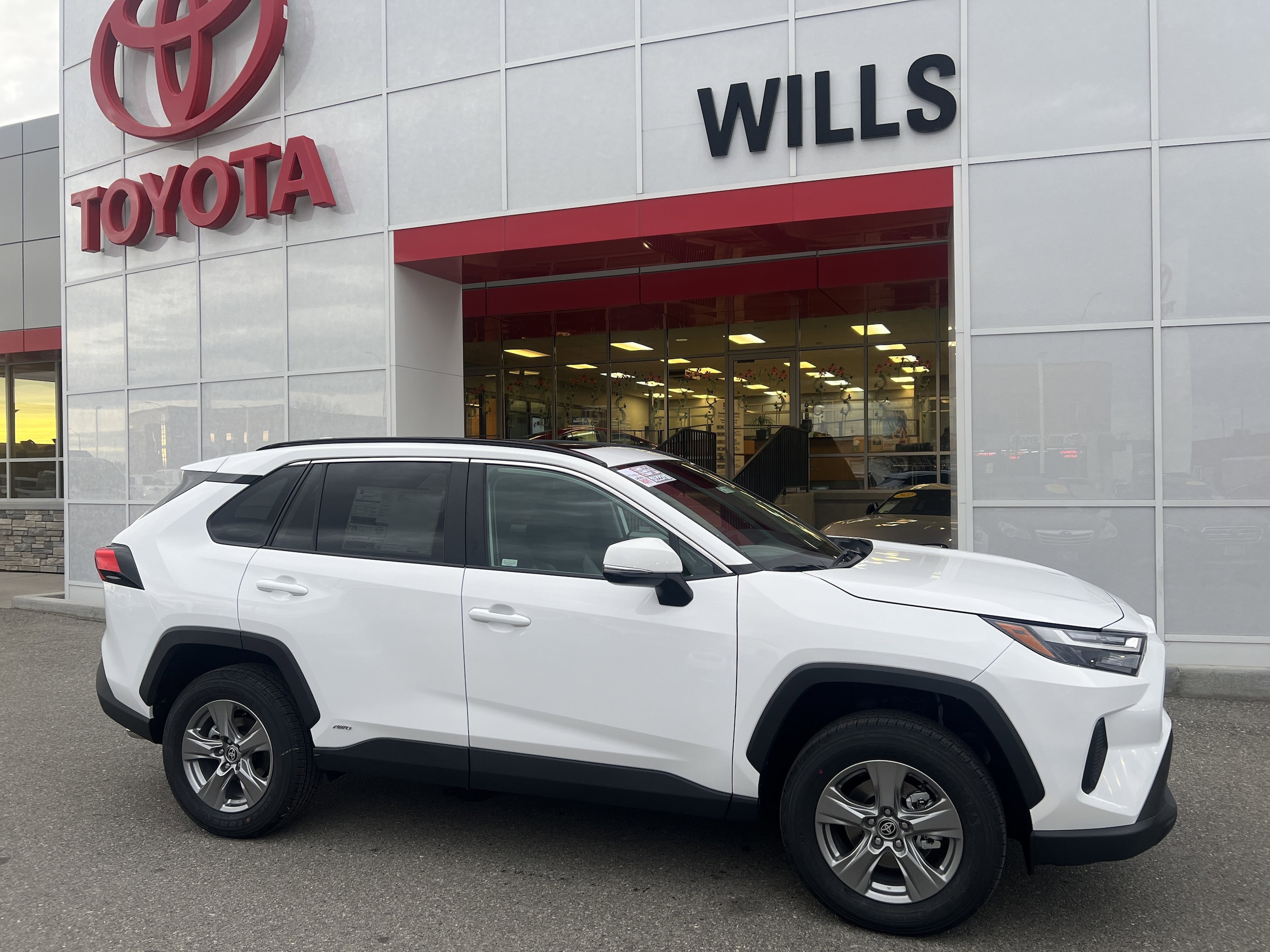 2025 Toyota RAV4 XLE's photo