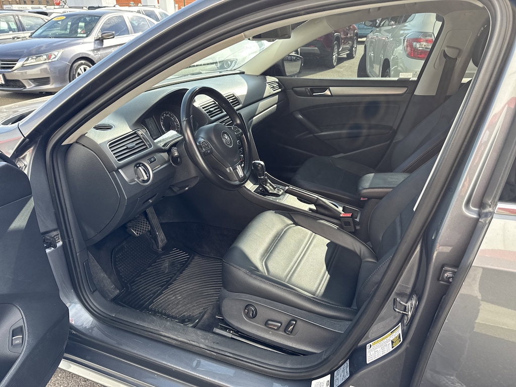 Used 2014 Volkswagen Passat 2.0L TDI SE w/Sunroof/Navigation Sedan