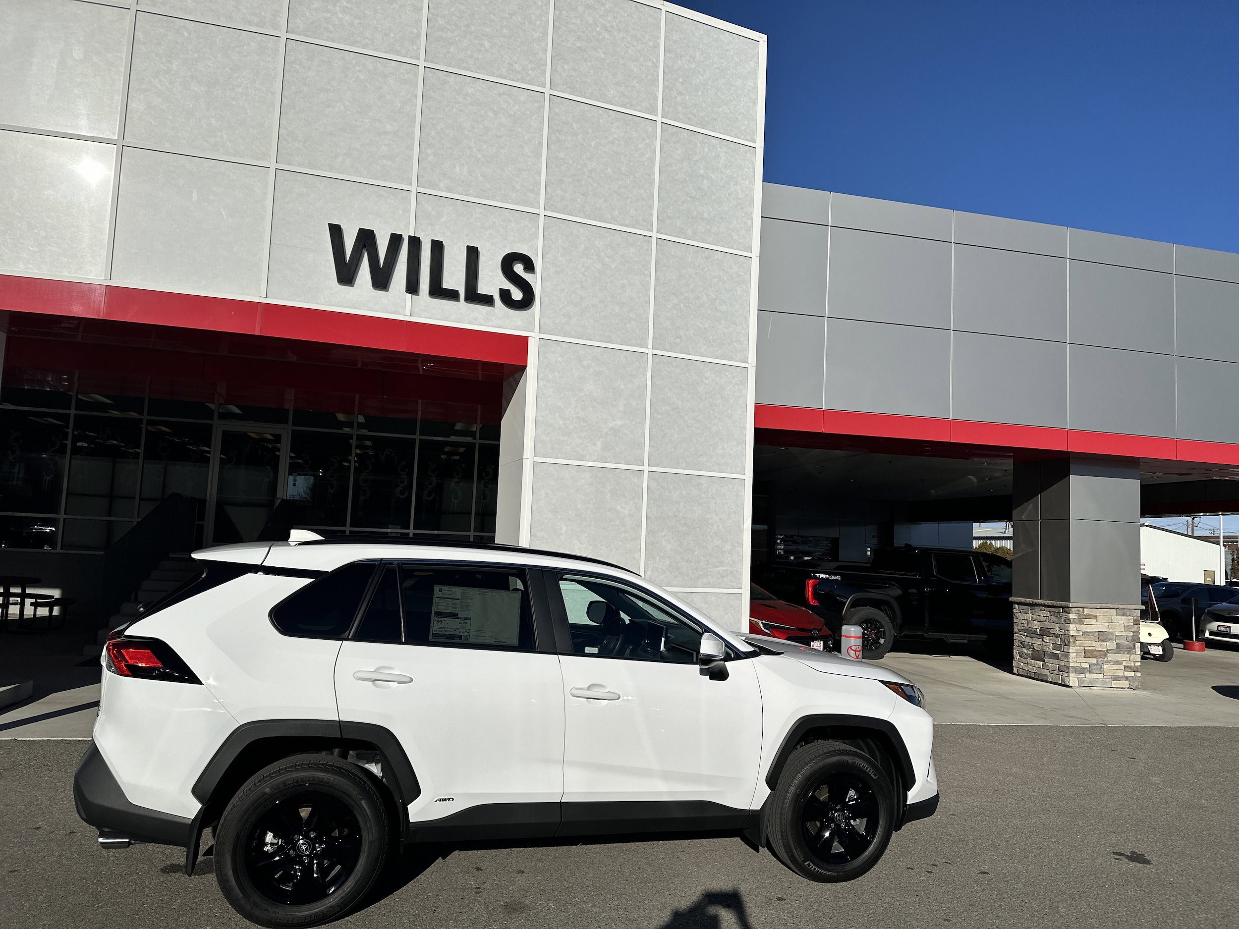 2025 Toyota RAV4 XLE's photo