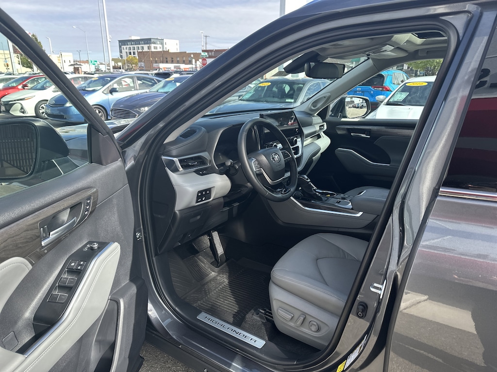 New 2025 Toyota Highlander Hybrid Limited SUV