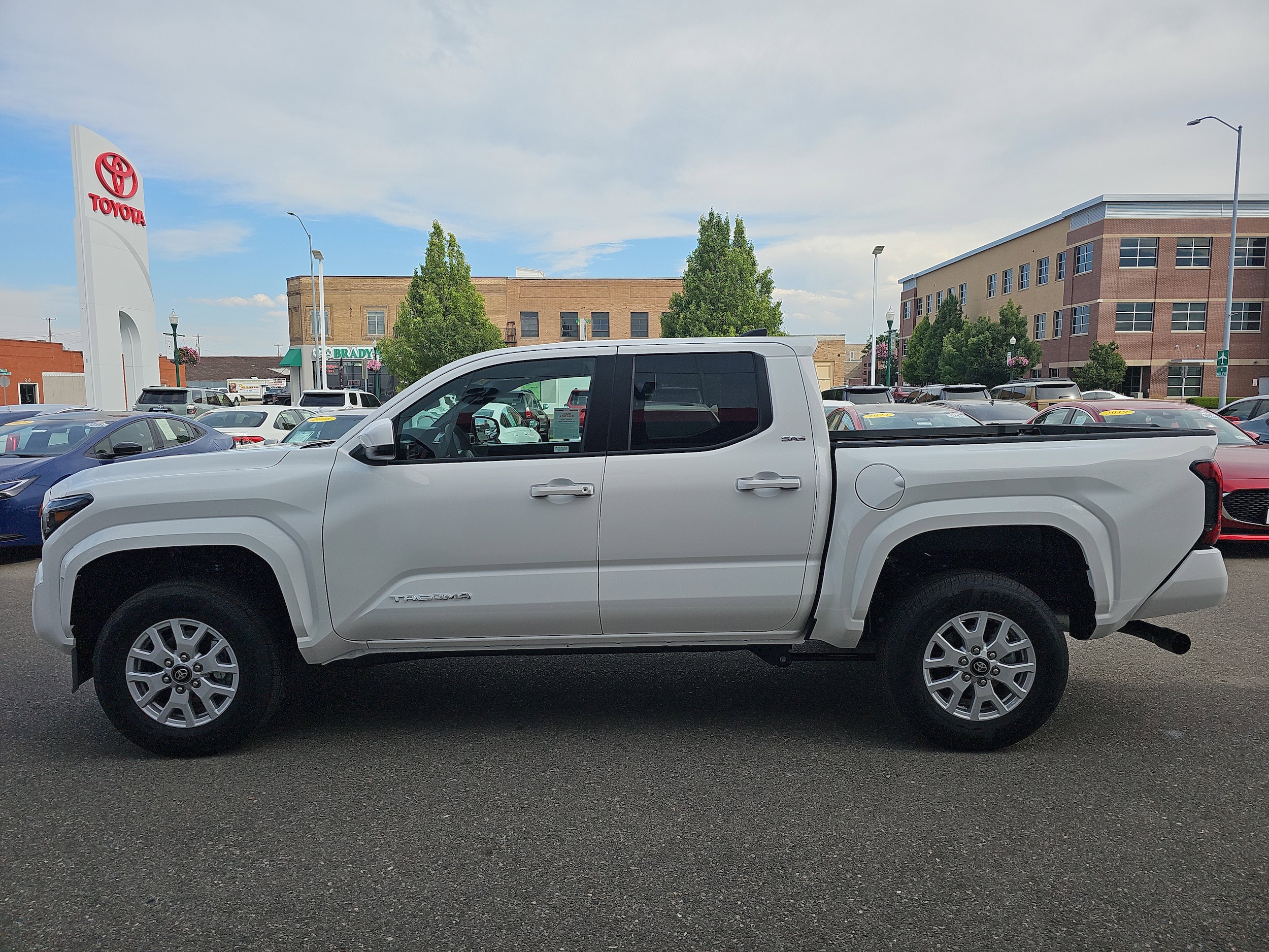2025 Toyota Tacoma SR5 - Photo 7