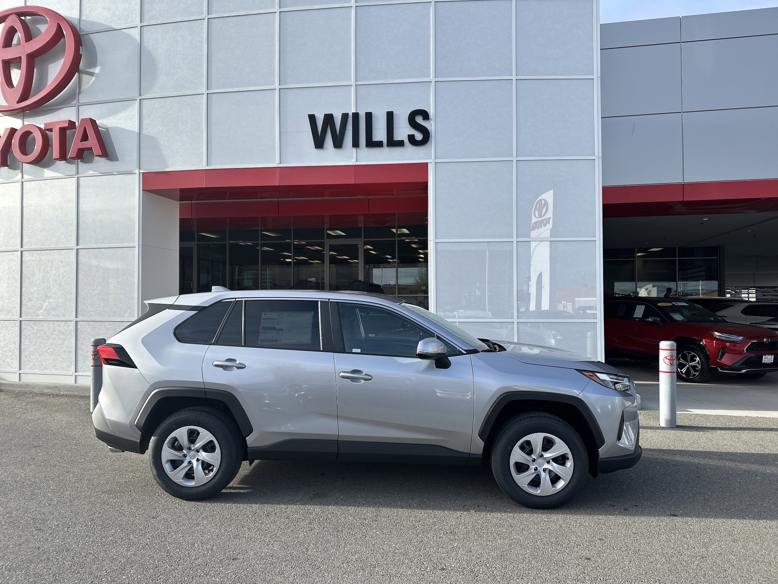 2025 Toyota RAV4 LE's photo