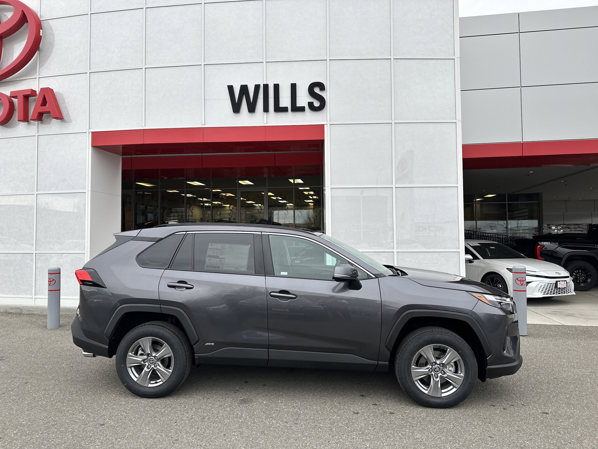 2025 Toyota RAV4 XLE's photo