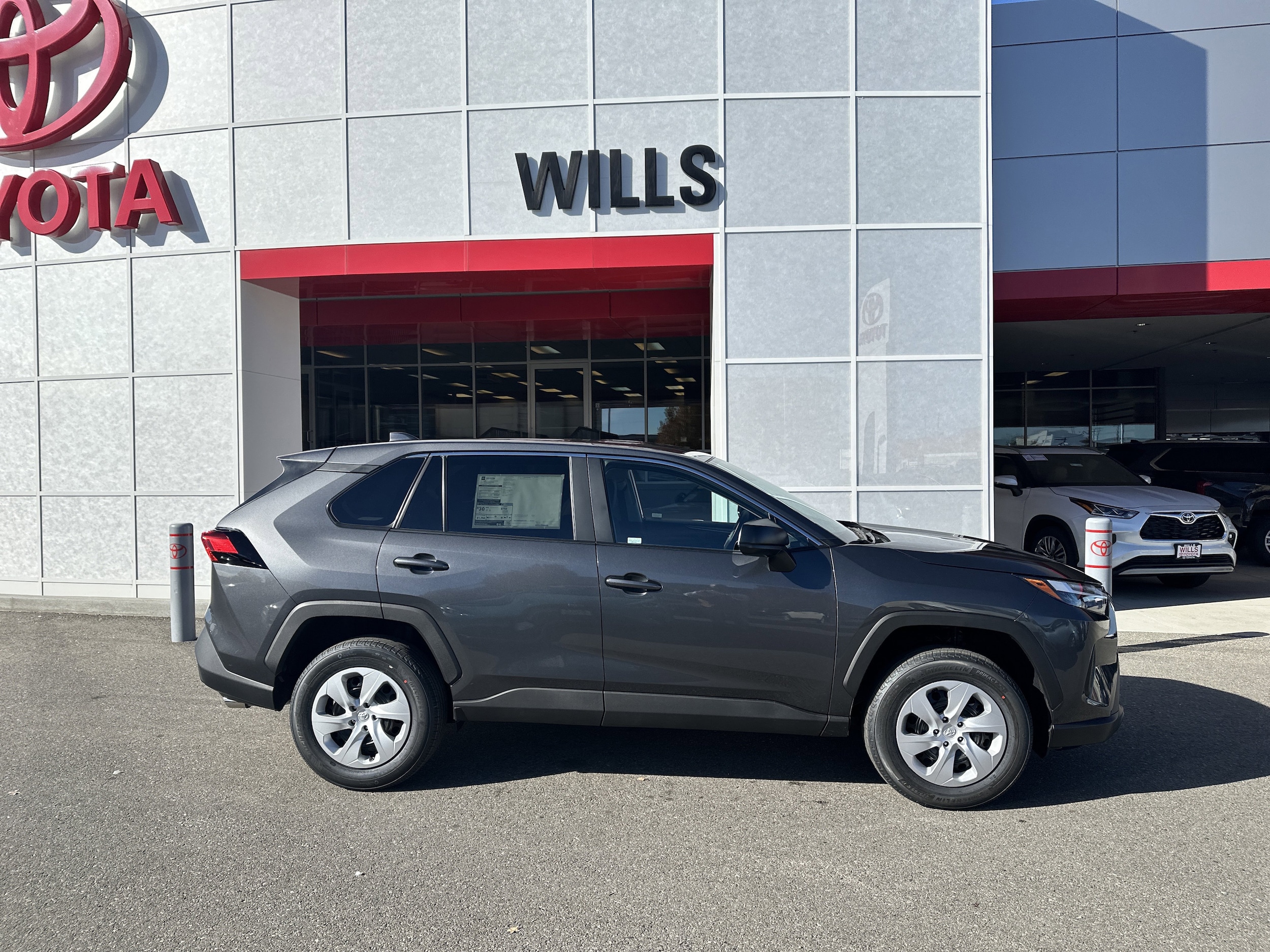 2025 Toyota RAV4 LE's photo