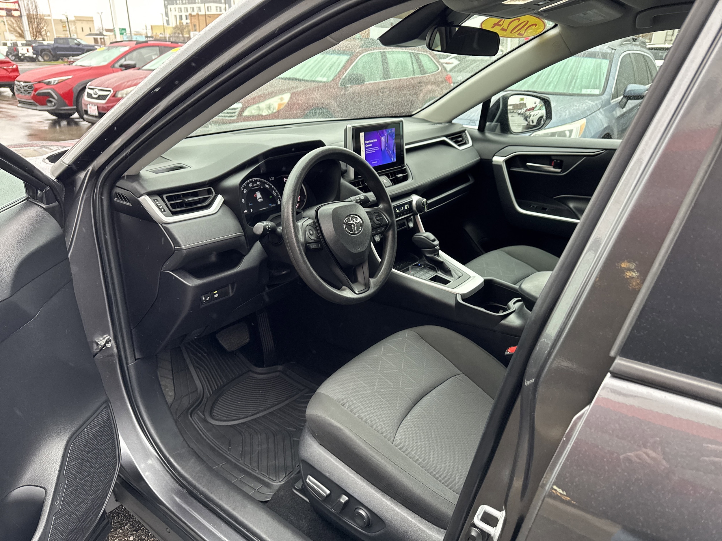 2024 Toyota RAV4 XLE's photo