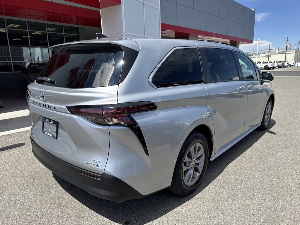 Used 2023 Toyota Sienna LE 8 Passenger Van Passenger Van