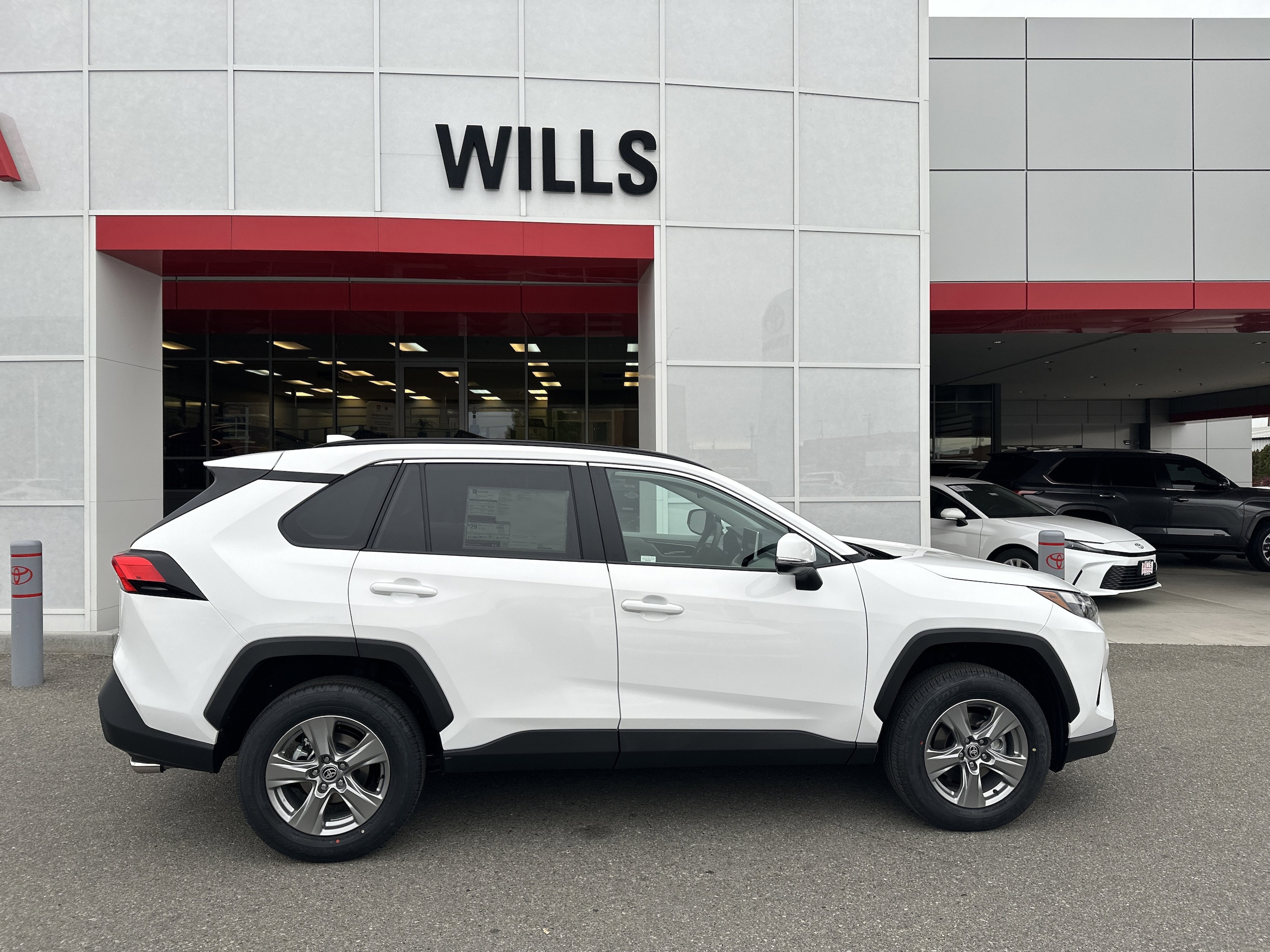 2025 Toyota RAV4 XLE's photo