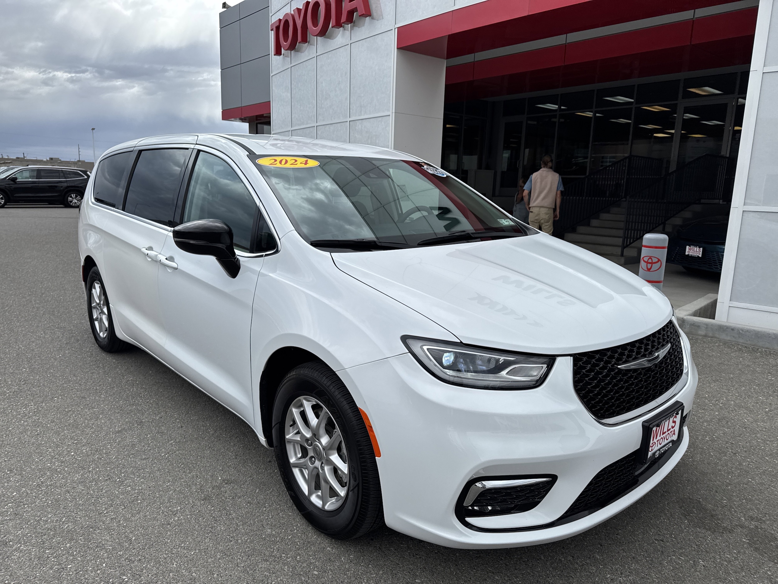 2024 Chrysler Pacifica Touring L's photo