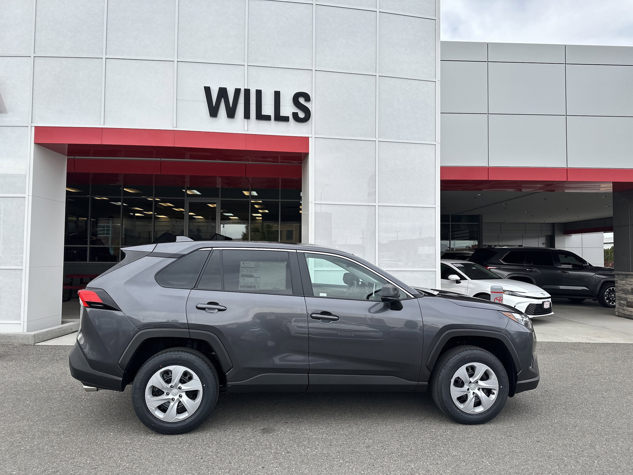 2025 Toyota RAV4 LE's photo