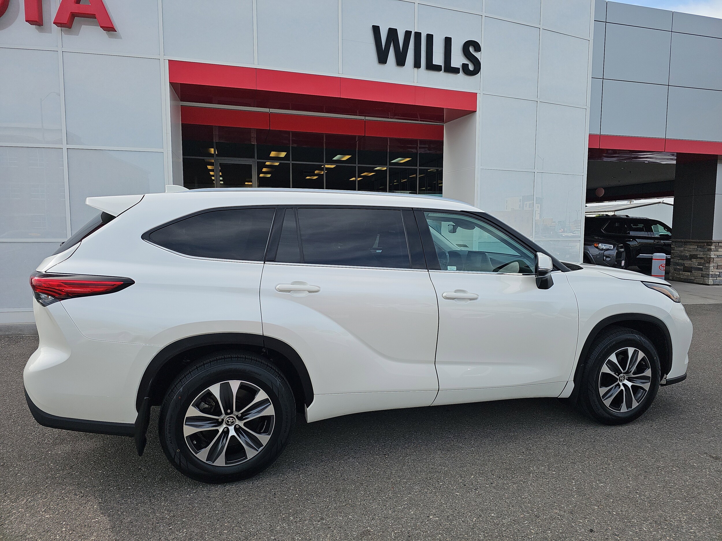 2021 Toyota Highlander XLE photo 3