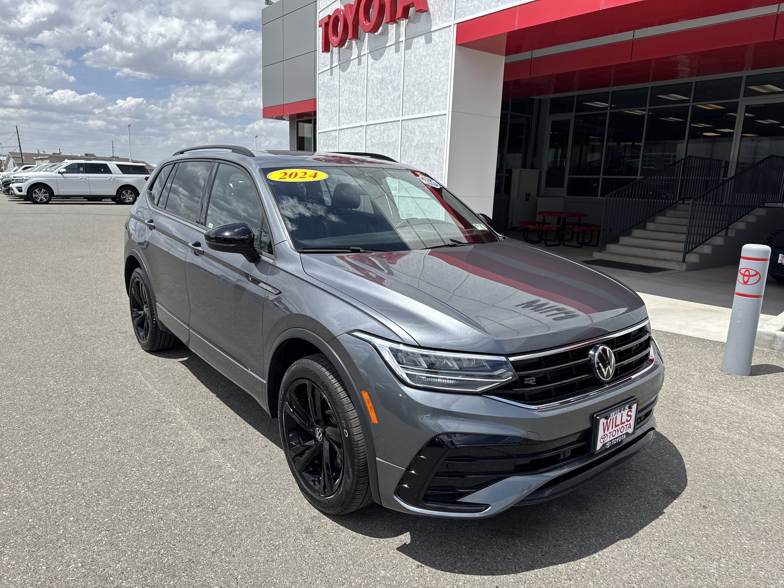 2024 Volkswagen Tiguan 2.0T SE R-Line Black 4Motion's photo