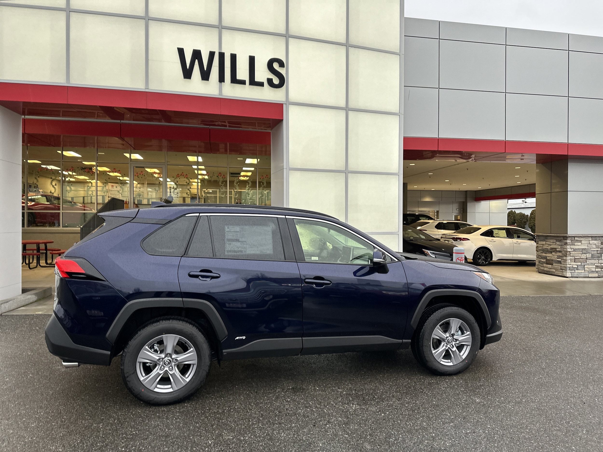 2025 Toyota RAV4 XLE's photo