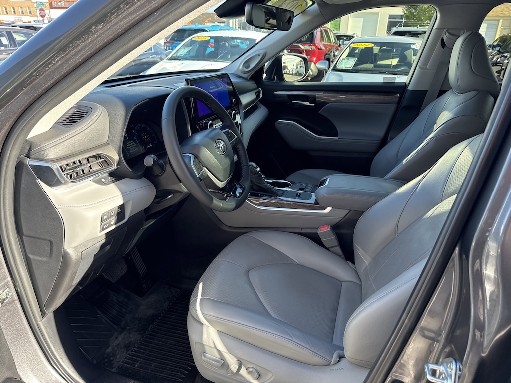 Used 2024 Toyota Highlander Hybrid Limited SUV