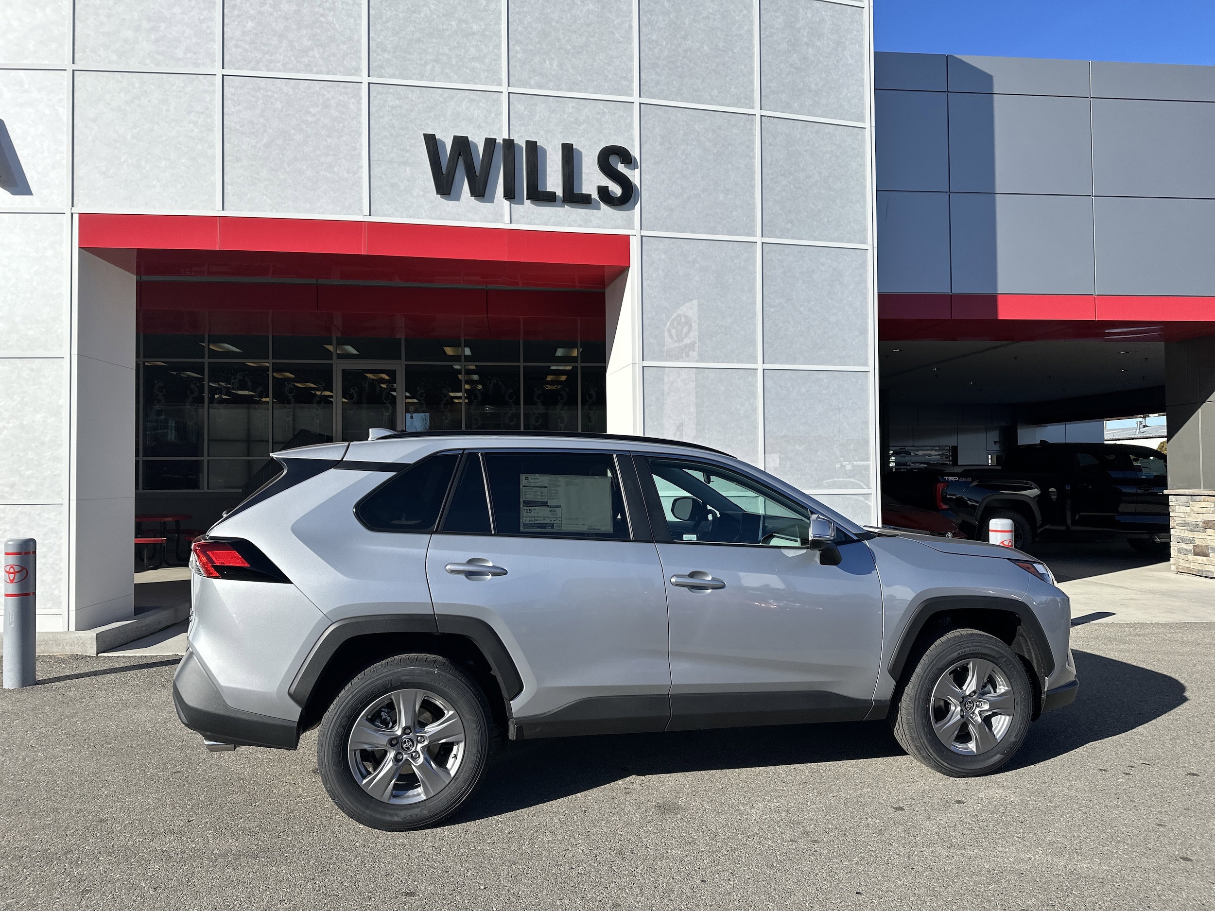 2025 Toyota RAV4 XLE's photo