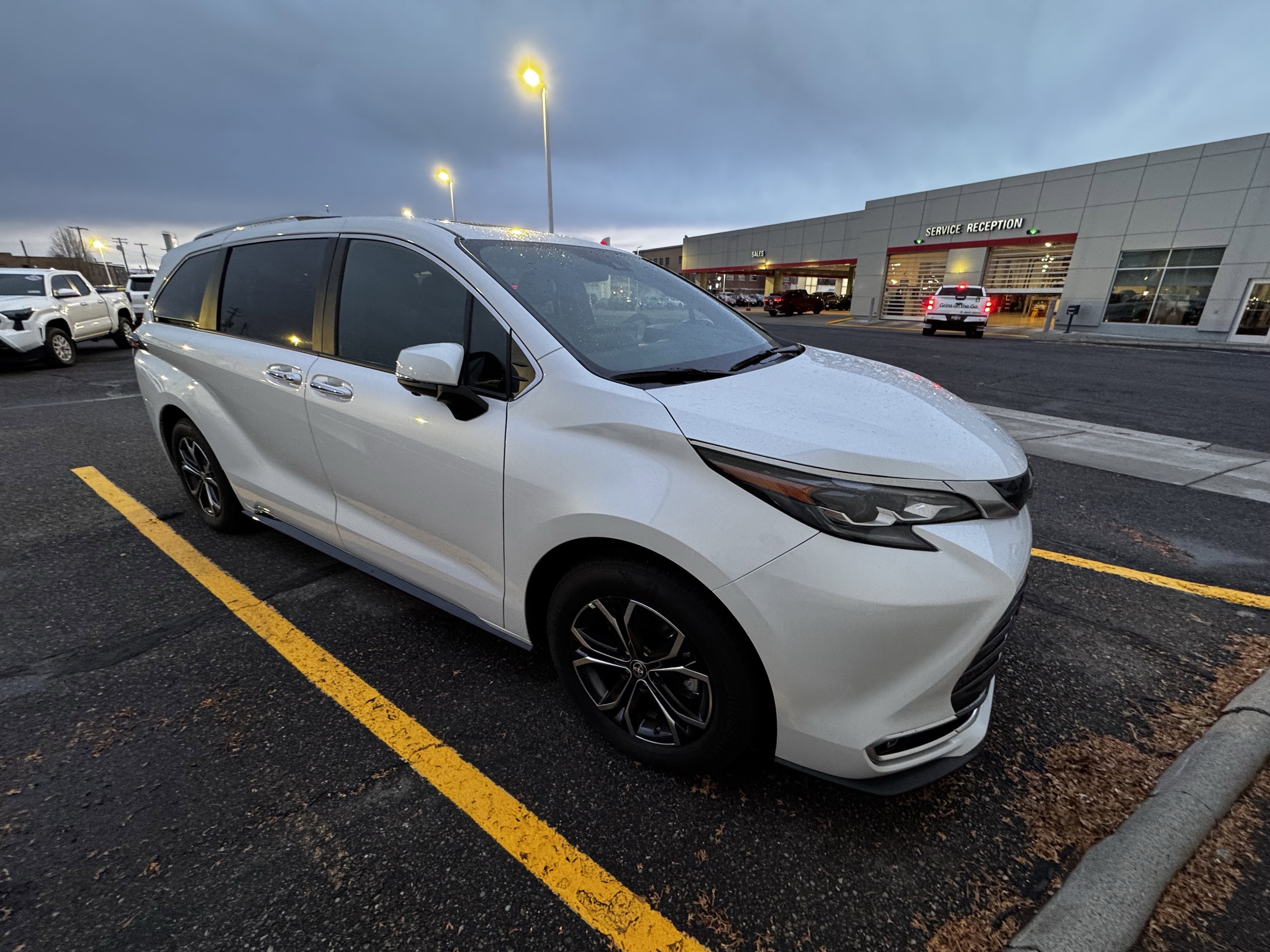 2025 Toyota Sienna Platinum's photo